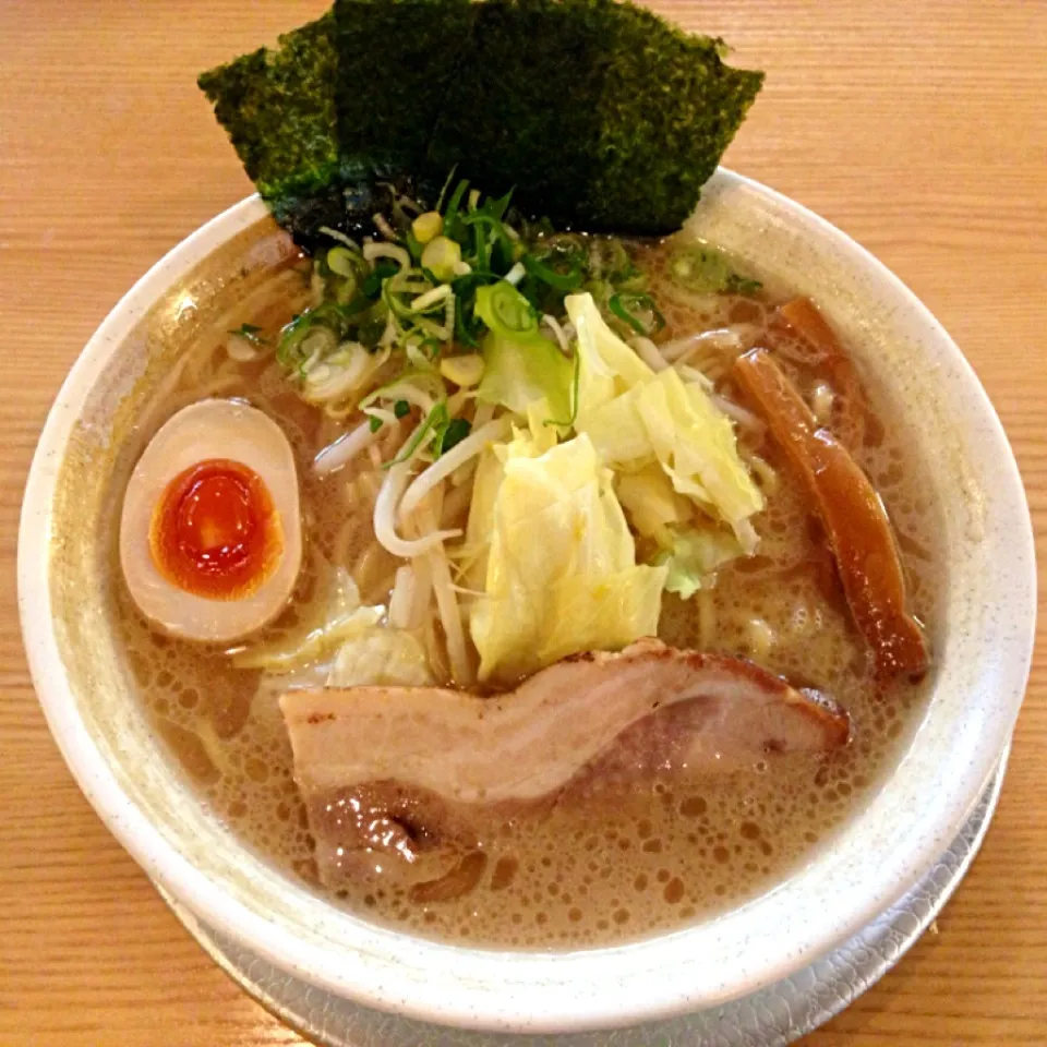 三豊麺のとんこつ塩ラーメン🍜|ゆうじ.さん