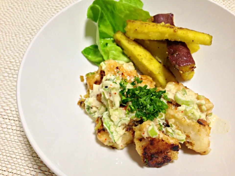 Snapdishの料理写真:今日の晩御飯、鶏胸のネギ味噌マヨソース焼き。酒と塩で下味をつけた鶏胸肉に小麦粉をまぶし、焦げ目がつくまで両面焼いたらソースをかけて蒸し焼き、盛って残りのソースをかけて。ソースはマヨと味噌1:4に酒を少し。|miu37さん