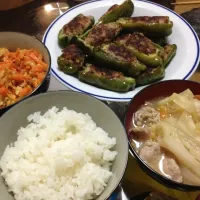 Snapdishの料理写真:ピーマンの肉詰め＆にんじんしりしり＆豚汁|野村公代さん