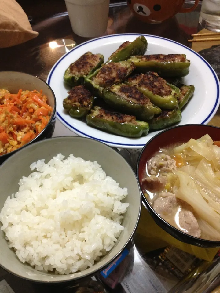 Snapdishの料理写真:ピーマンの肉詰め＆にんじんしりしり＆豚汁|野村公代さん