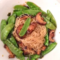 Varmicelli noodles with shitaki and snow peas|Nourit Houminerさん