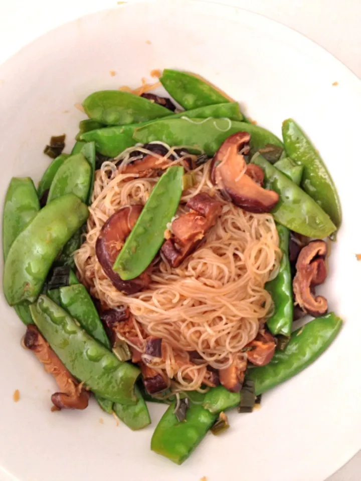 Varmicelli noodles with shitaki and snow peas|Nourit Houminerさん