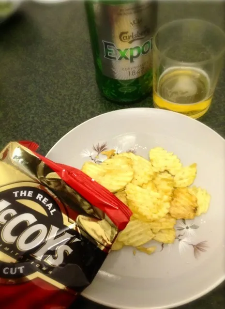 Saturday night is for lager & Real McCoy's crisps! 土曜の夜ですからね。ラーガーにはリアルマッコイのザクザクチップッス！|ずきみくさん