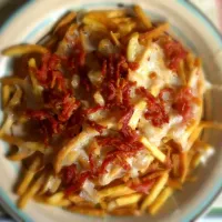 Snapdishの料理写真:cheesy chips with bacon lardons....|harry masonさん