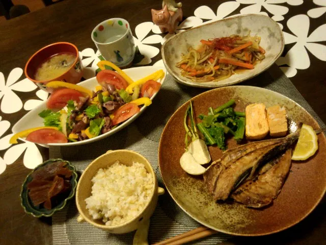 アジ開き、ホタルイカと野菜の柚子こしょう酢味噌和え、もやしと人参とゴボウのきんぴら　など…|ゆかさん