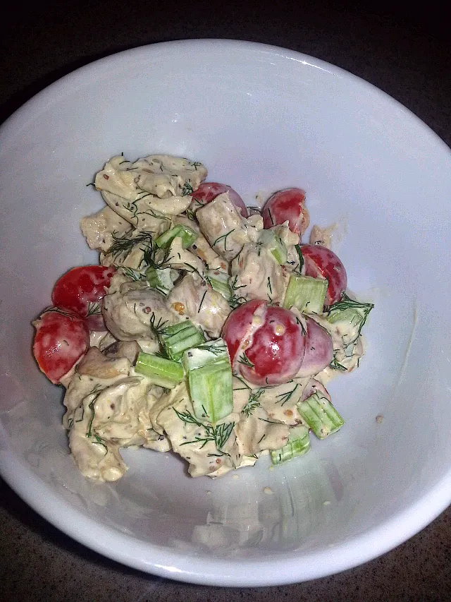 Mustard chicken salad with fresh dill|Gabriel Gallegosさん