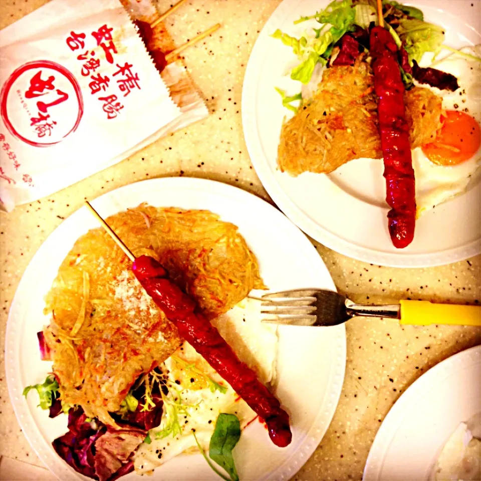 Garrett of potato, Fried eggs, petit salad & Taiwan Sausage ジャガイモのガレット、目玉焼き、プチサラダと台湾ソーセージ|Yuka Nakataさん