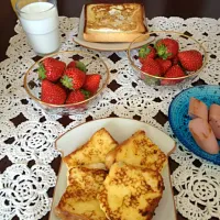 Snapdishの料理写真:フレンチトーストと、目玉焼き挟みパン。朝食。|yukoさん