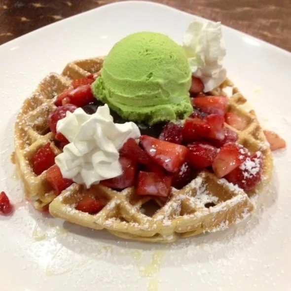 Strawberry whip cream waffle with green tea ice cream on top|Romeoさん