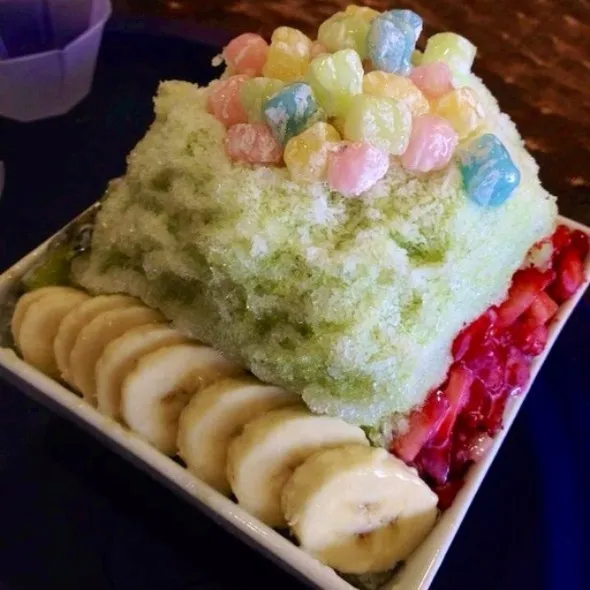 Green Tea Shaved Ice With Strawberries, Bananas, Mangos, And Jelly|Romeoさん