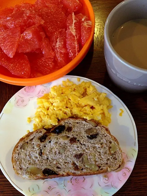 Snapdishの料理写真:母の日💐なので長女特製スクランブルエッグ朝食☕|yuuminさん