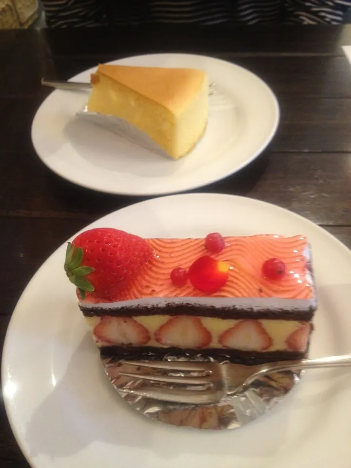 Snapdishの料理写真:濃厚チーズケーキ、フレジェのカスタードムース|９３さん