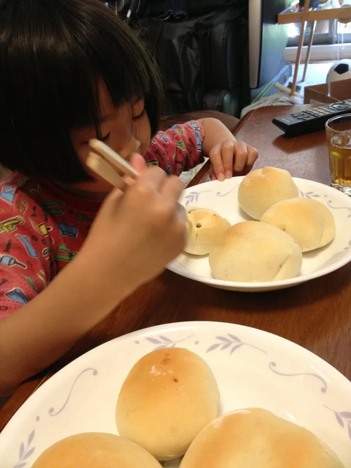 お昼はあんぱん焼いた。ホームベーカリーで練った生地であんこを包んでアツアツを箸で。|しんたまりさん