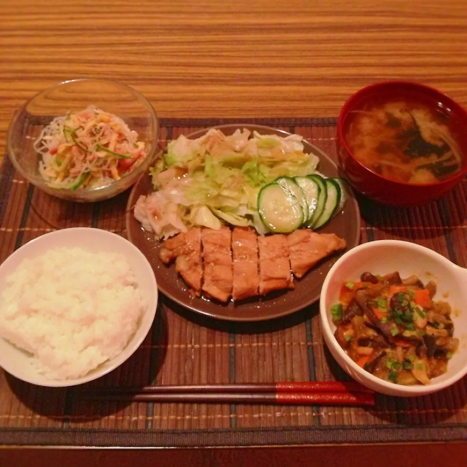 Snapdishの料理写真:鶏の照り焼き、春雨サラダ、ナスと人参のピリ辛炒め|はるさん