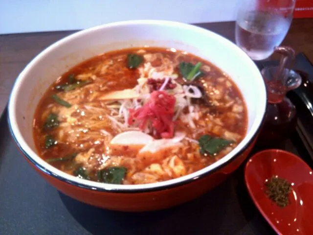 おにぎりでやってた紅麹屋のスーラー湯麺|たぬきのかっぽうぎさん