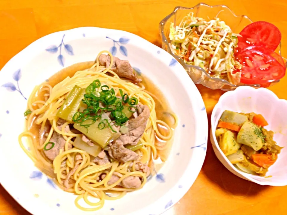 焼きネギと豚の和風スープパスタ、根菜とツナのカレー煮、サラダ❤|まりえさん