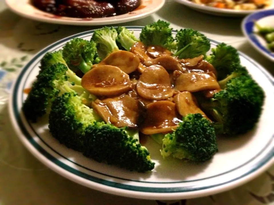 Oyster mushrooms with dried shrimp and broccoli|moonbunnyさん