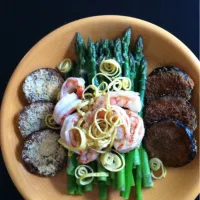 Snapdishの料理写真:green asperagus with prawns , omelet and aubergine fritters|andre renaudさん