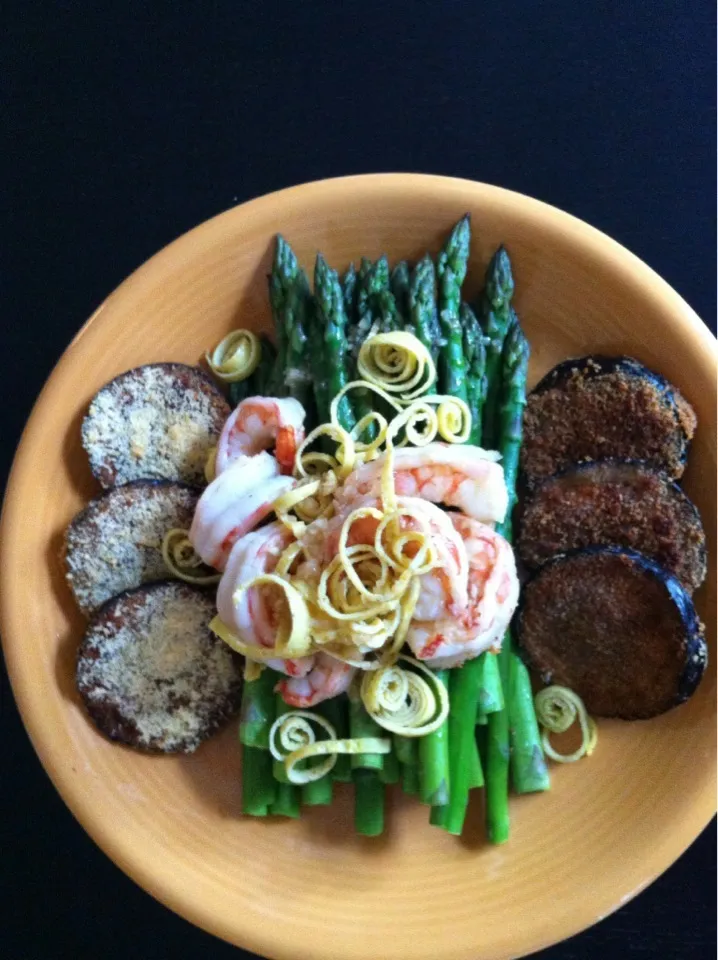 Snapdishの料理写真:green asperagus with prawns , omelet and aubergine fritters|andre renaudさん