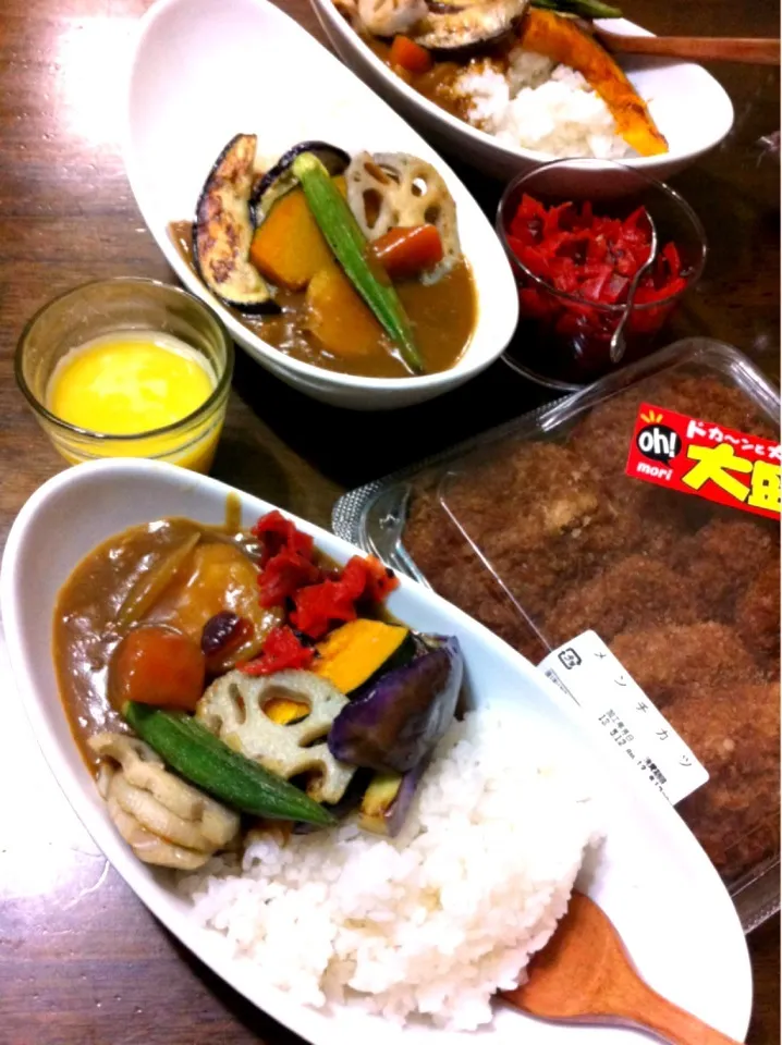 Snapdishの料理写真:おつカレー😁ドンキーの10個480円のメンチカツ買っちゃった…けど、買い過ぎだわぁ😅あまり5w一度やってみたかった！夏彼〜野菜ゴロゴロ…黒いお皿にすりゃあ、良かったなぁ😭|いよこ🍻さん