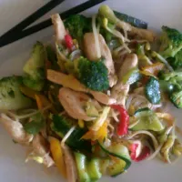 Snapdishの料理写真:chicken & veggie Stirfry|Maria Almojanoさん