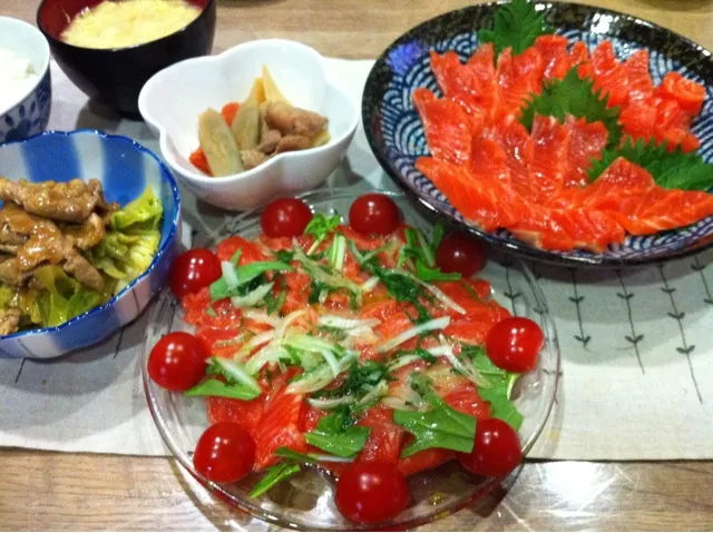 サーモン刺身・サーモン青じそカルパッチョ・豚肉キャベツのカレー醤油炒め煮・鳥肉牛蒡コンニャク煮物・モヤシかき卵味噌汁|まーままさん