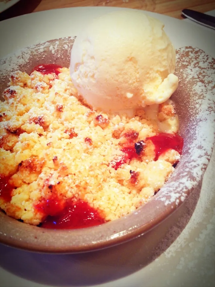 Strawberry crumble & vanilla cinnamon ice-cream 🍓|Prae~*さん