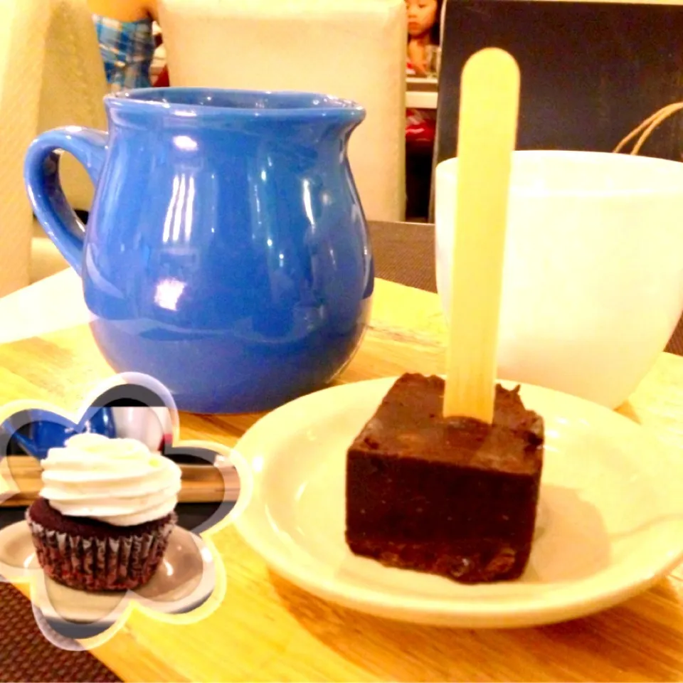 Snapdishの料理写真:Choco Stirrers paired with Red Velvet Cupcake|Jhanineさん