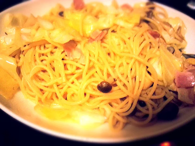 Snapdishの料理写真:きのことキャベツのバター醤油パスタ(｡･ω･)ﾉﾞ|♡るる♡さん