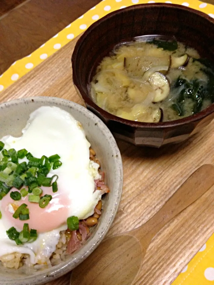 いつもの生ハム納豆卵丼&味噌汁☆|くうさん