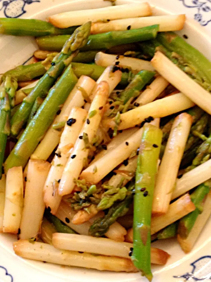 White & green asparagus salad with sesame seed vinaigrette|Kimberly Scottさん