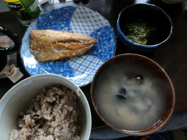 鯖の干物&めかぶ&しじみの味噌汁|まぐろさん