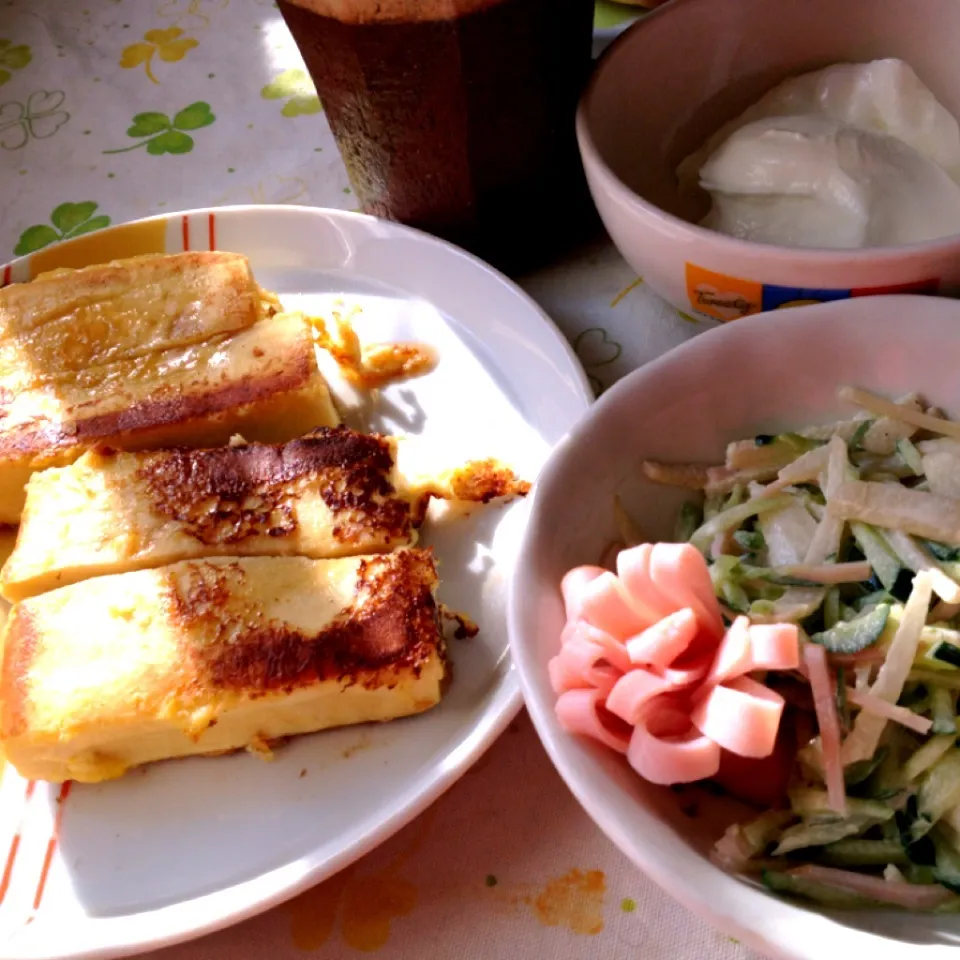 糖質制限の朝ごはん   高野豆腐のフレンチトースト    ヤーコンサラダ   ヨーグルト|mari miyabeさん