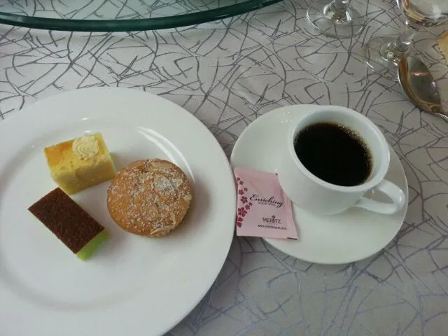 Snapdishの料理写真:Black coffee with some cakes|Mrs BNazさん