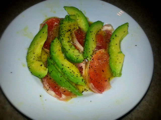 Avocado and grapefruit salad with lemon dijon vinaigrette|Gabriel Gallegosさん