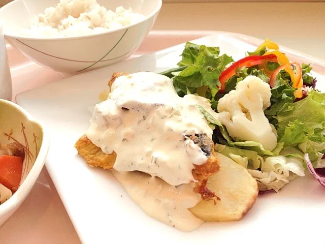 今日の社食はタラのカレームニエル。ヘルシータルタルソース。540円。|ルーア・ブランカさん