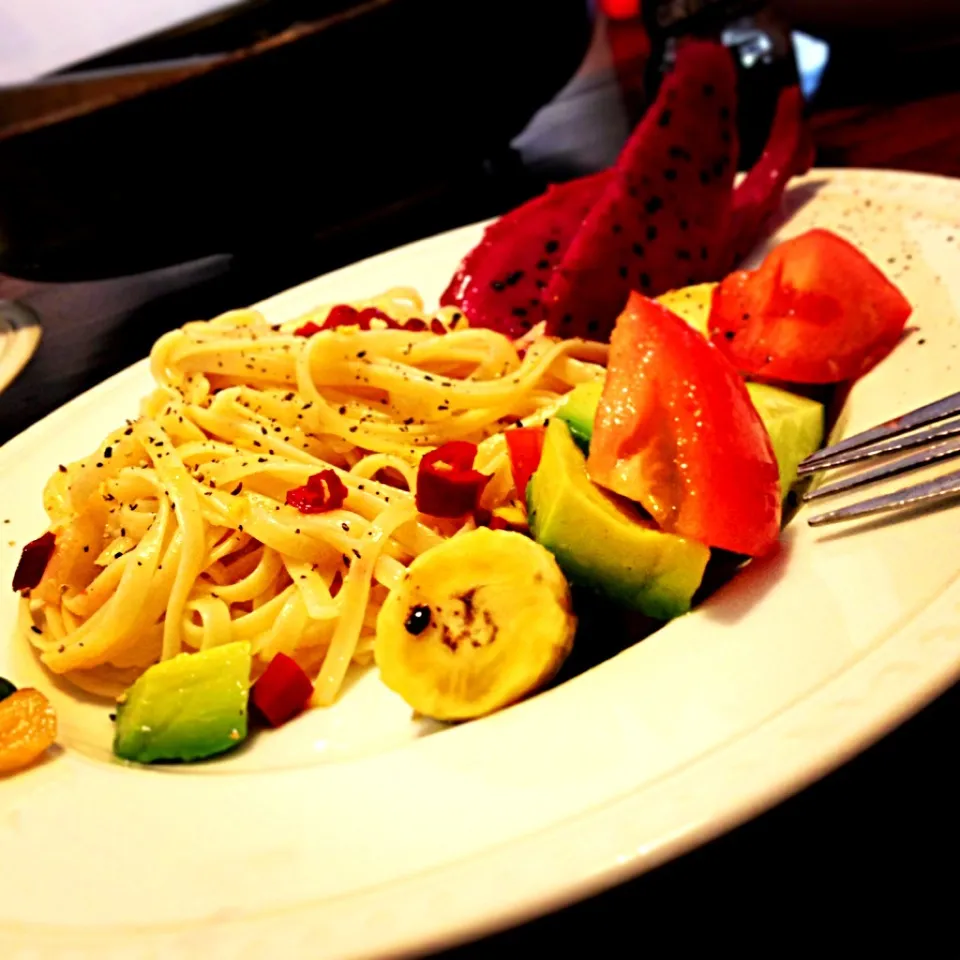 ペペロンチーノ、ドラゴンフルーツ、アボカドとトマトの白だしサラダ  Aglio olio e peperontino, Red dragon fruits and Japanese avocado tomato salads|Yuka Nakataさん