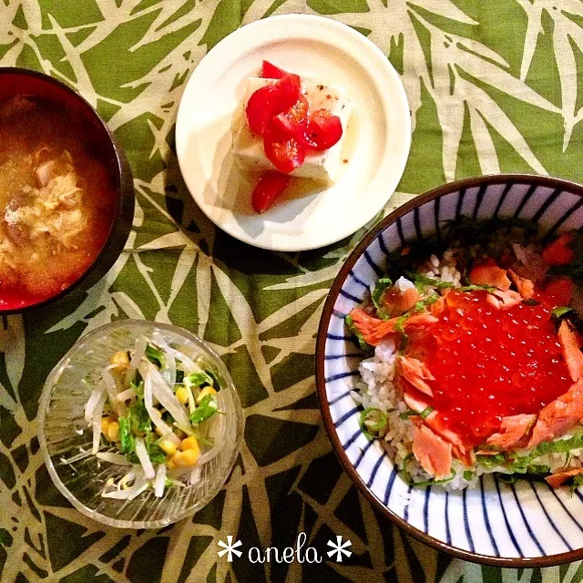 鮭といくらの親子丼✨豆苗ともやしのさっぱりマヨ和え💖トマト乗せ冷奴|あねらさん