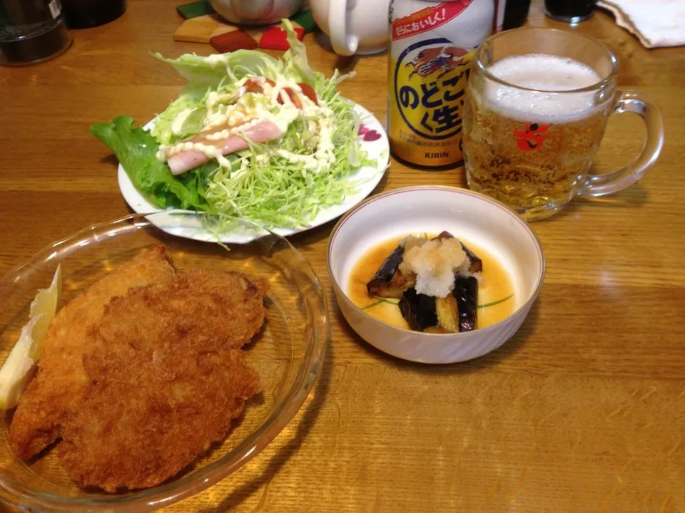 ヒレカツ2枚、白身魚のフライとビール😋|たろうさん