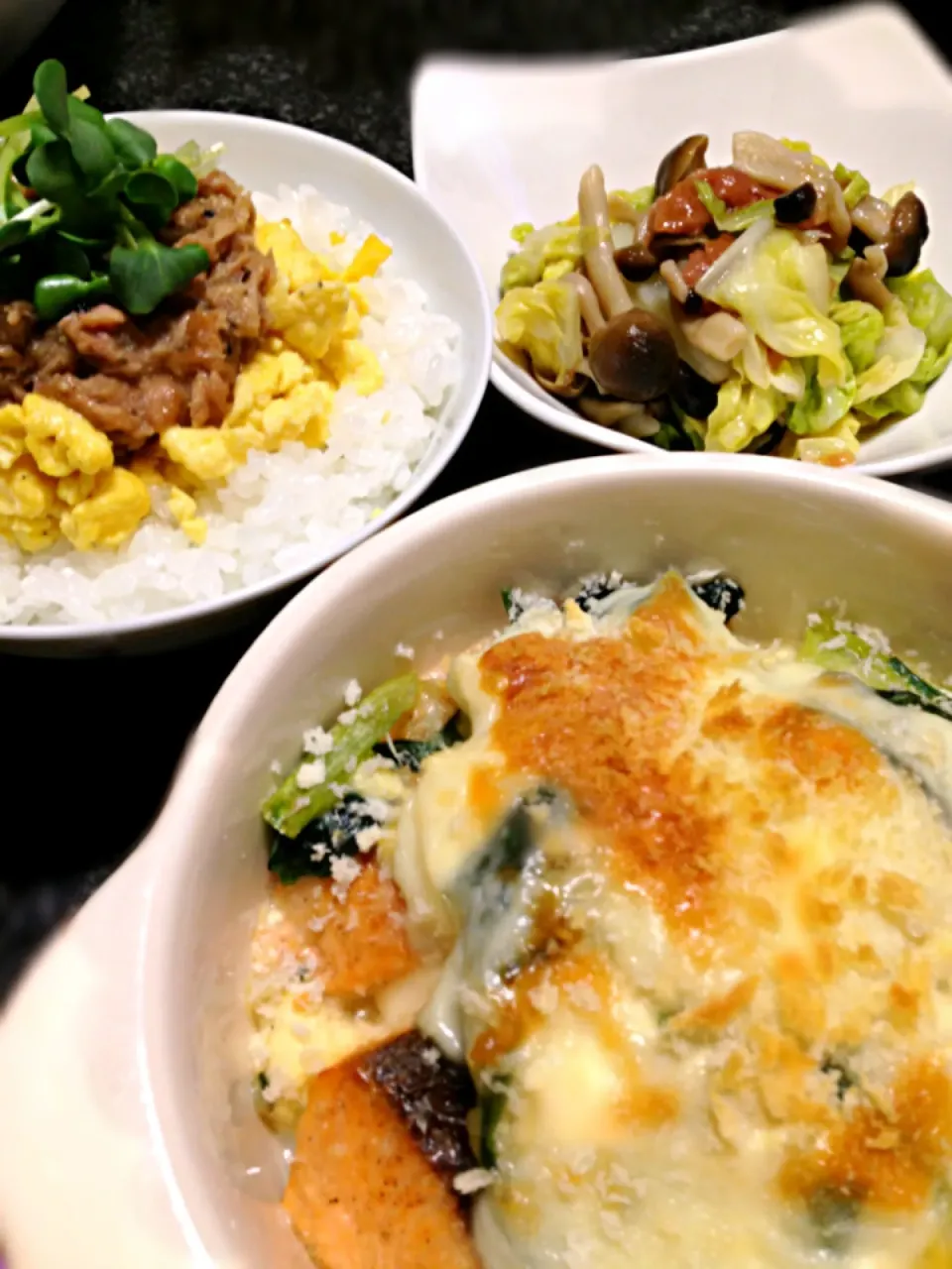 鮭とほうれん草と豆腐の和風グラタン•キャベツとしめじの梅和え•卵とツナ丼|がぁがさん