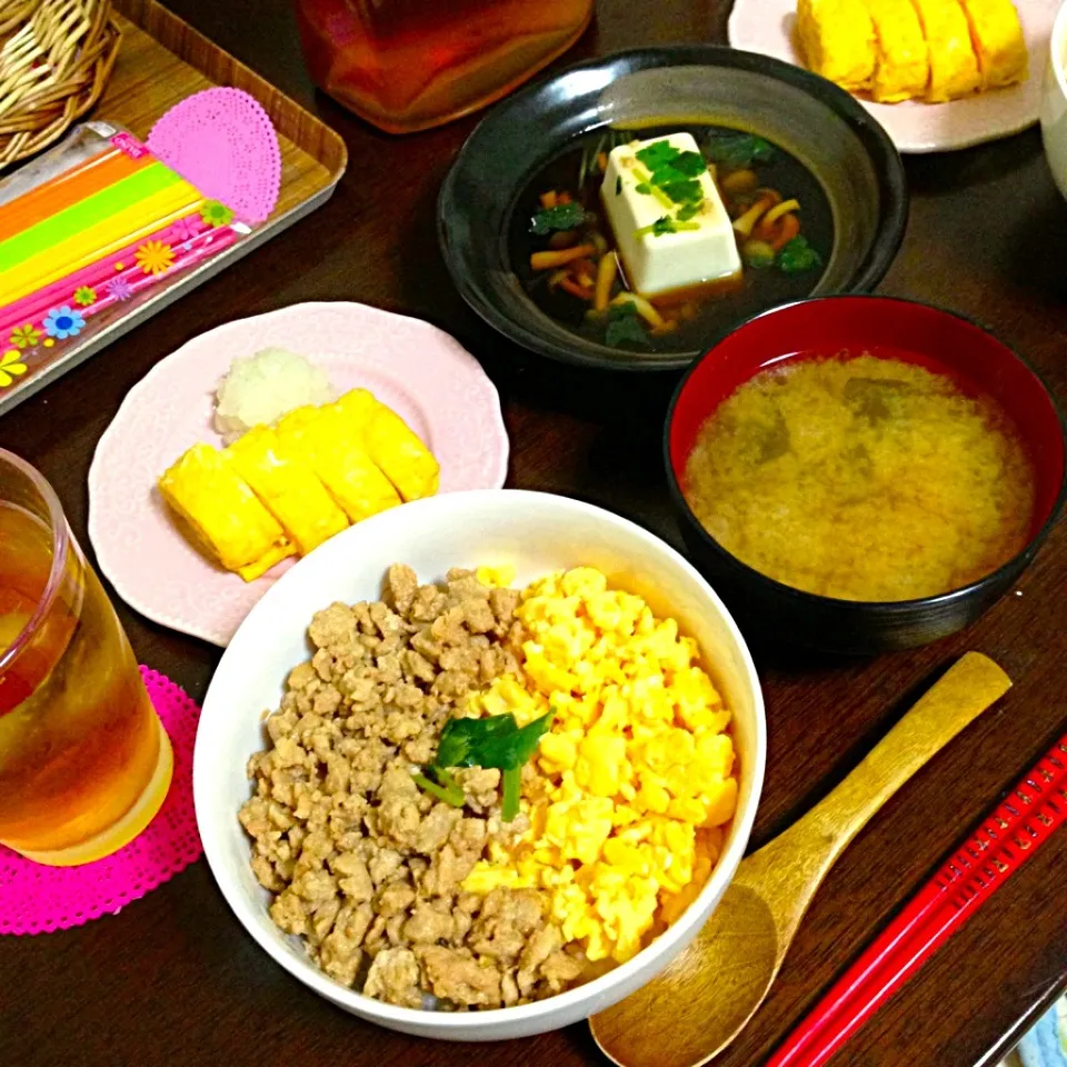 二色丼、出し巻き卵、豆腐のきのこあんかけ、お味噌汁|みぽちゃんさん