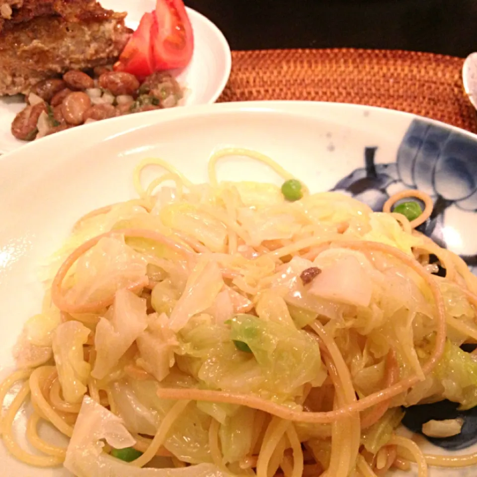 今晩はキャベツとアンチョビのアリオリオにミートローフ。うずら豆のサラダを添えて。|松浦有里さん