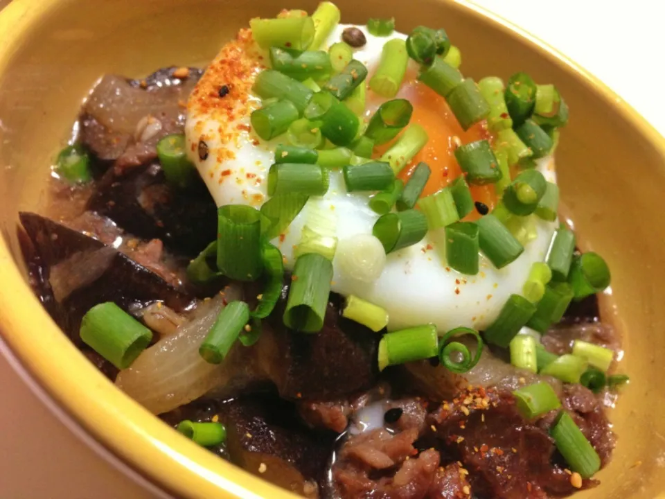 茄子玉ねぎと牛肉の味噌炒め温玉乗せうまー！久々の平日家メシ♪|たけうちさん