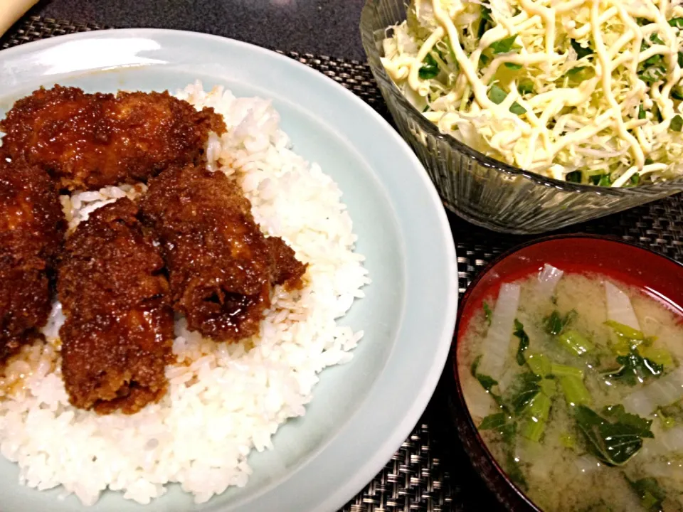 #夕飯 ソースカツ丼、大根と大根葉の味噌汁、キャベツ豆苗サラダ。カツは生姜焼き用ロースを丸めて揚げたやつ。|ms903さん