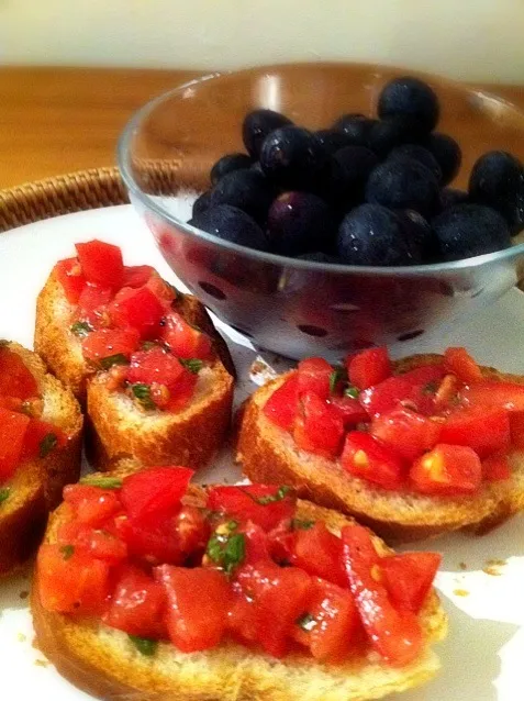 Bruschetta and grapes|karen limさん