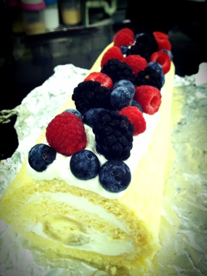 Chiffon Banana roll with mix berries|Prae~*さん