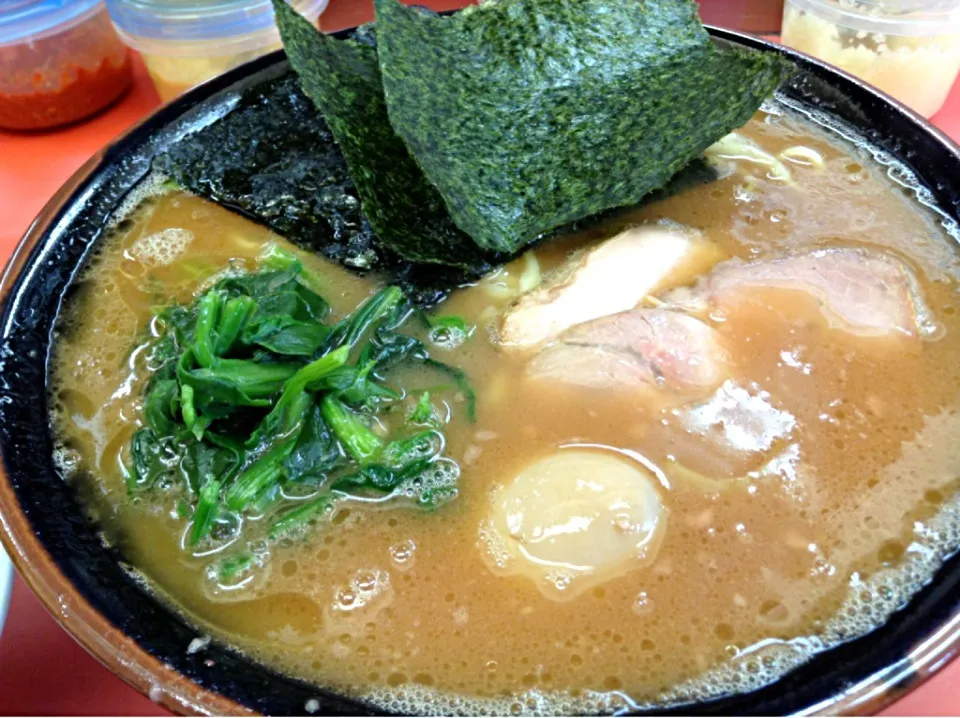 ラーメン中盛り煮玉子付き＠新杉田 杉田屋|さかもとさん