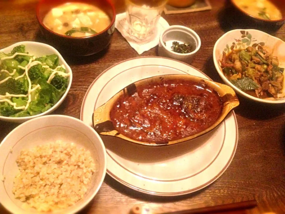 Snapdishの料理写真:茄子と豆腐のミートグラタンと茄子とピーマンと豚肉の味噌炒めとサラダとなめこと深谷葱と豆腐と油揚げのお味噌汁|トキロックさん