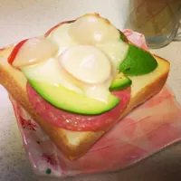 Snapdishの料理写真:Simple bfast mai ... Avocado toast yehhh|OHaru🎀さん