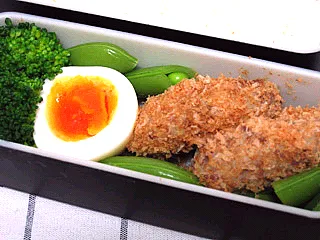 お弁当（ご飯、ブロッコリー、スナップえんどう、ゆで卵、コロッケ）|すーさん